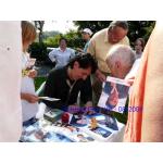 Kevin de Winter schreibt Autogramme (2).JPG